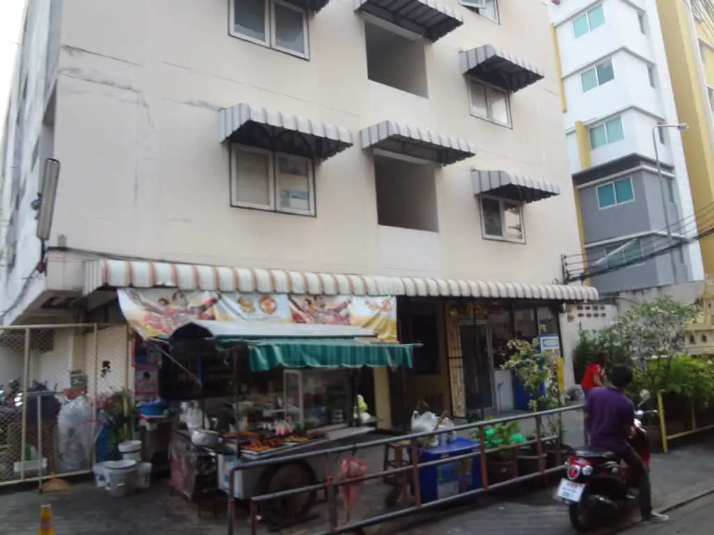 A small shop at the base of apartments across the alley from the Liu. Usuallly in the morning, they are fying food in a wok and occasionally drinking Leo Beers. 