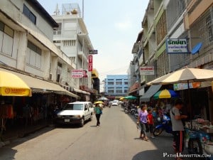 Ratchadamnoen 2, home of Nett Hotel and street food stands.
