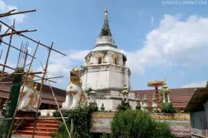The octagonal stupa of Wat Yang Kuang guarded by chinthe (singha) lion statues.