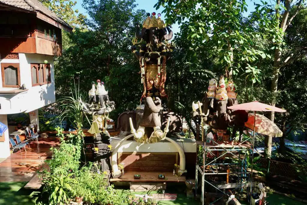 The wooden Ganesh dominating the property of Roitawarabarn Baandhawalai.