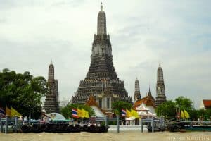 Wat Arun, the most famous Thai-style prang temple.