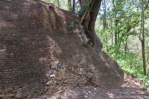 Part of the retaining wall supporting Wat Phrathat Saengchan.