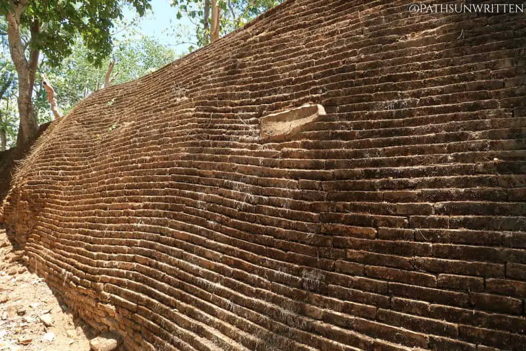 Part of the retaining wall supporting Wat Phrathat Saengchan.