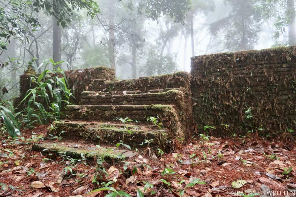 The east-facing steps into the San Ku viharn.