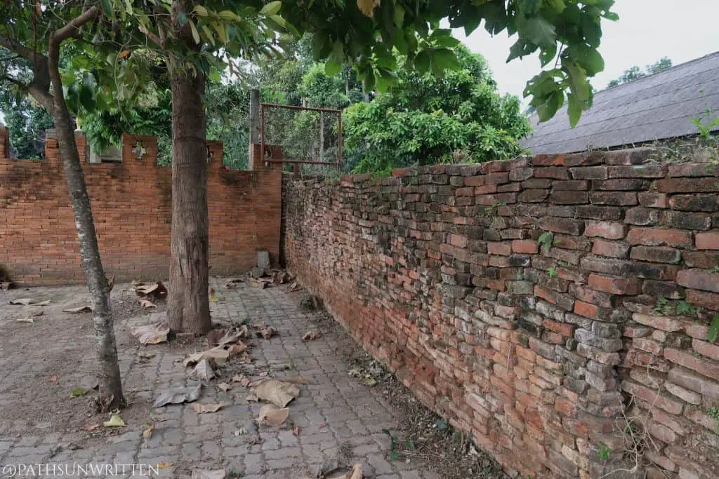The old wall intersecting with Wat Pratu Pong's more recent wall.