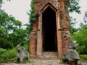 The main entrance to Tháp Bằng An guarded by 2 elephant-lion "gajasimha" statues