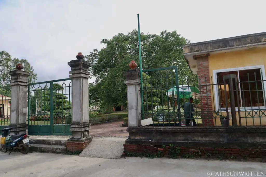 The entrance to the ruins are on the eastern side near the modern Chùa Hưng Mỹ Buddhist temple