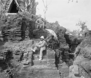 Charles Carpeaux at the Dong Duong gopura in 1902